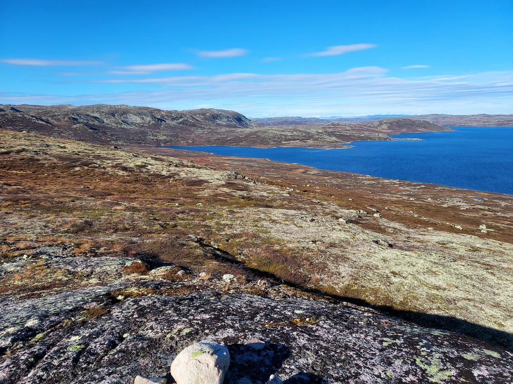 Her sees nord enden av Mår fjorden.