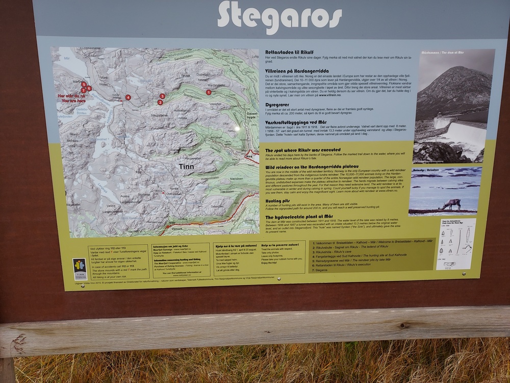 Plakat i enden av Parkeringen på Stegaros. Turist info om Kalhovd og Stegaros.